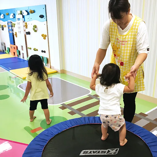 運動教室でトランポリンに挑戦する子ども